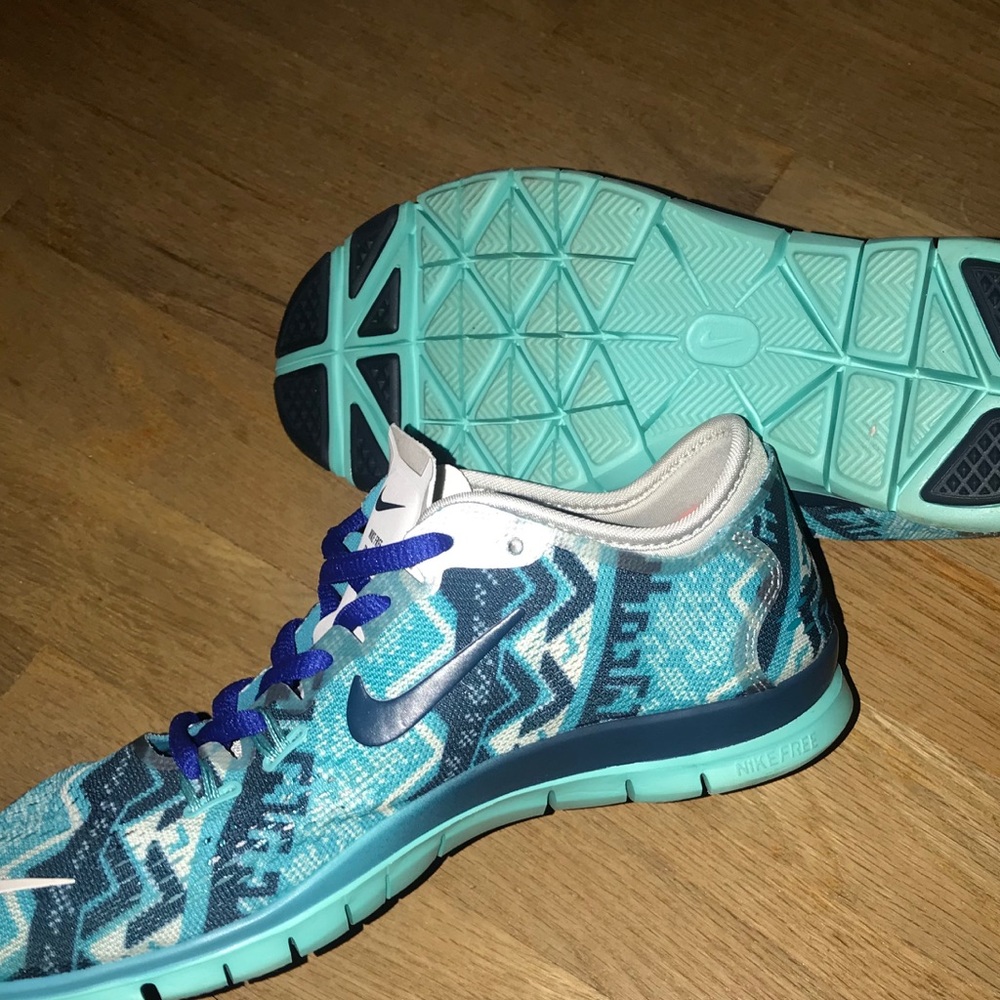 Women’s Nike tennis shoes